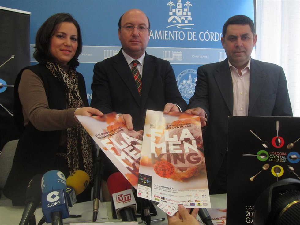 Presentación del evento por el flamenquín más grande del mundo
