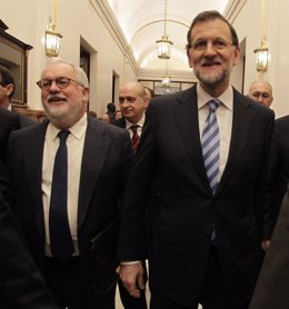 Miguel Arias Cañete y Mariano Rajoy, en los pasillos