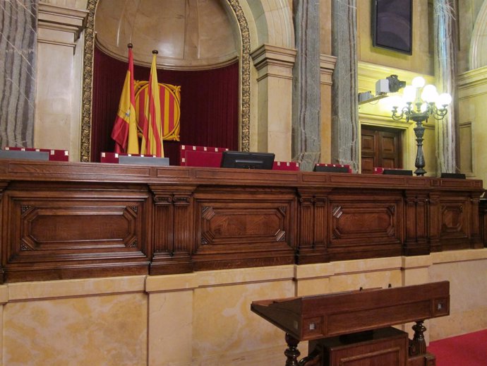 Hemiciclo Del Parlament, Con La Bandera Catalana Y Española
