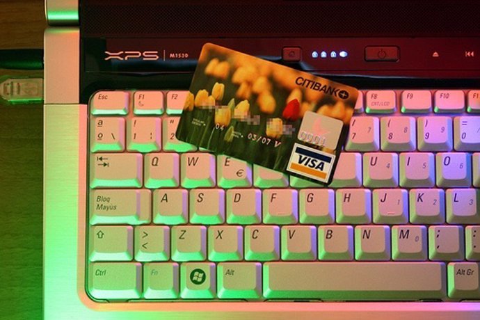 Ordenador con tarjeta de crédito