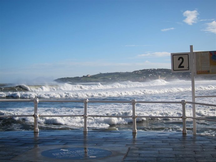 Olas en la playa de san Lorenzo de Gijón. 