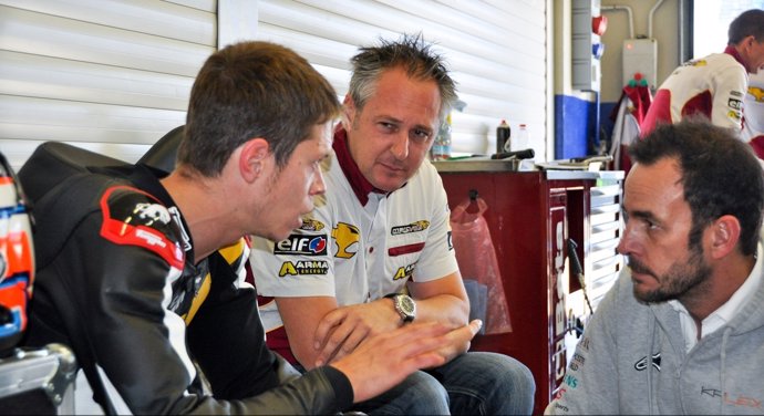 Tito Rabat conversa con miembros de su nuevo equipo, el Marc VDS Racing