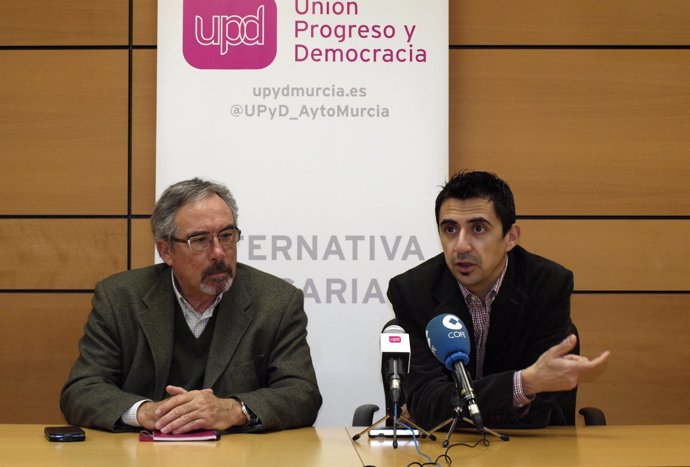 El portavoz de UPyD Murcia, Rubén Juan Serna junto edil José Antonio Sotomayor