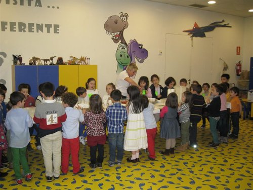 Niños en el Museo Jurásico de Asturias (MUJA)
