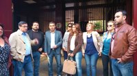 Protesta de IU ante los juzgados para izar la bandera republicana en Villaverde