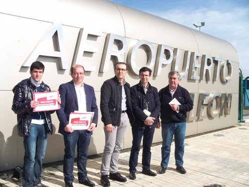 Integrantes de la plataforma que reivindica más vuelos para León