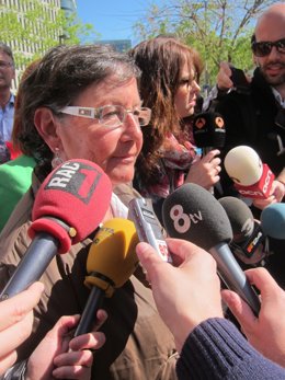 La alcaldesa de Cabrils, Avelina Morales, ante la Ciudad de la Justicia