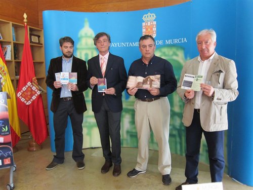 Pérez, Tortosa y representantes de los comerciantes durante la presentación