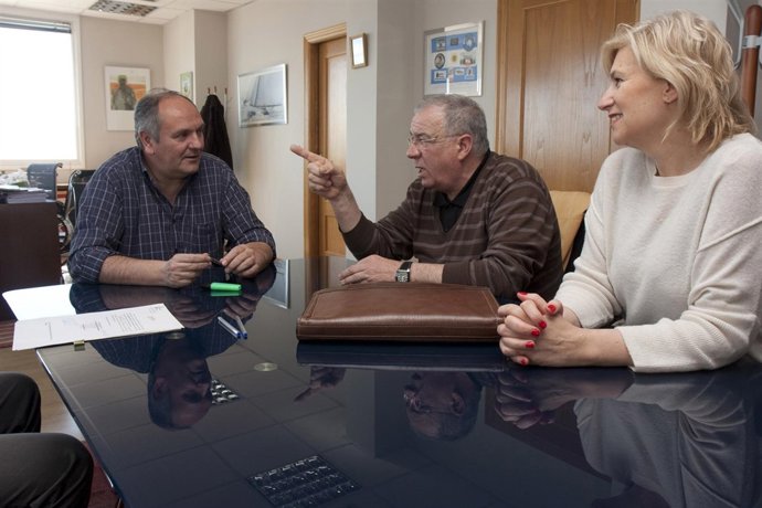 El consejero de Medio Ambiente con el alcalde de Santillana