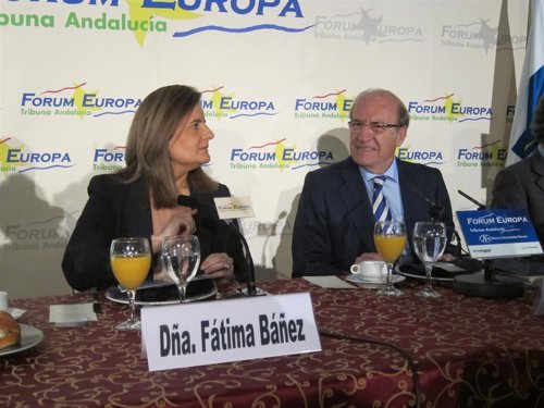 El alcalde de Huelva, Pedro Rodríguez, junto a Fátima Báñez. 