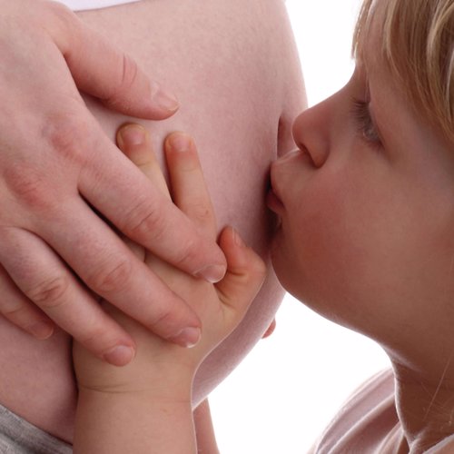 Niño Besando La Tripa De Una Embarazada