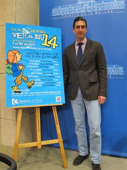 Palomares junto al cartel de los Campamentos de Verano