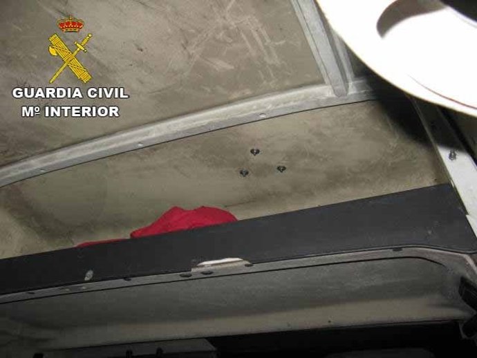 Doble fondo en el que un inmigrante viajaba oculto