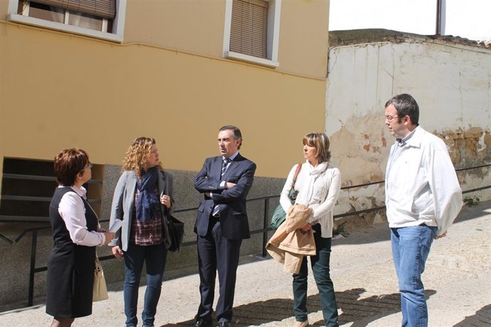 Beamonte (en el centro) en su visita este lunes a Caspe