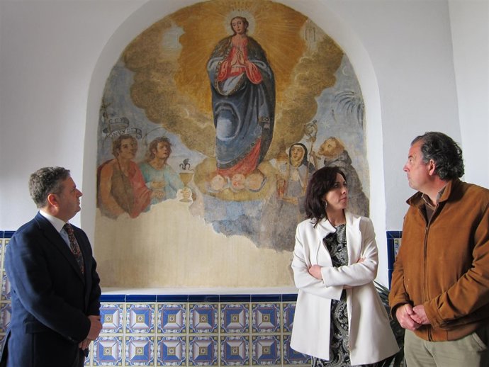 Fuentes observa el fresco y Ceballos habla con Vázquez