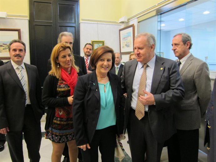 En el centro, la consejera de Salud andaluza, María José Sánchez Rubio