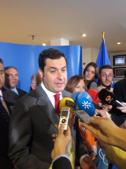 Juan Manuel Moreno atiende a los periodistas en su visita a Bruselas