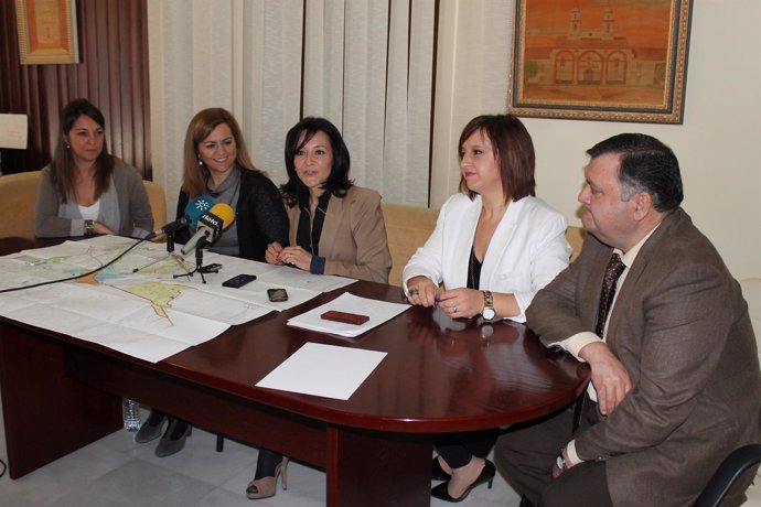 Serrano y Crespín (centro) durante la rueda de prensa