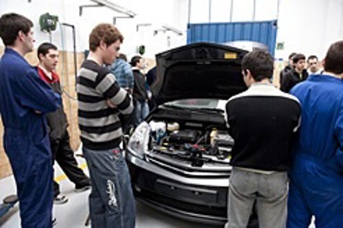 Varios alumnos de FP en clase.