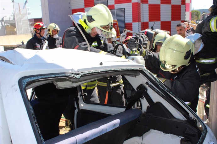 Bomberos realizando prácticas de salvamento en coches siniestrados.