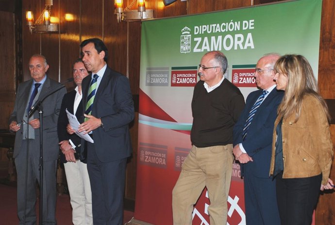 Maíllo (C) tras la firma del acuerdo