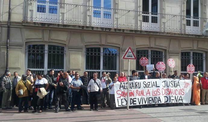 Concentración de la la plataforma Kaleratzeak Stop Desahucios 