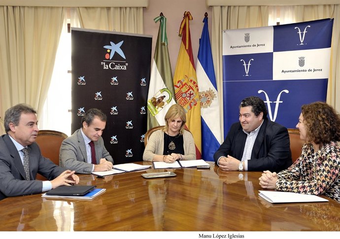 Firma del convenio entre La Caixa y el Ayuntamiento de Jerez