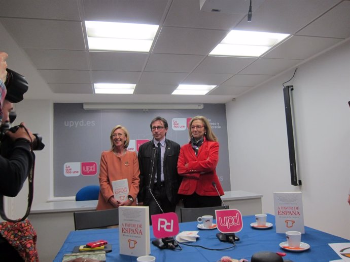 Rosa Díez junto a Ramón Marcos en la sede de UPyD