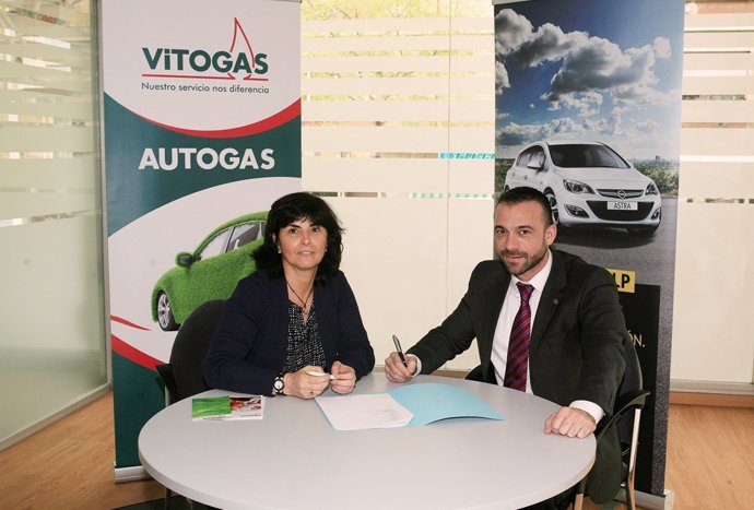 Firma del acuerdo entre Opel, Vitogas y LeasePlan