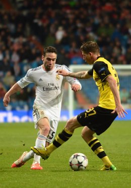 Daniel Carvajal se escapa del defensa del Borussia Dortmund