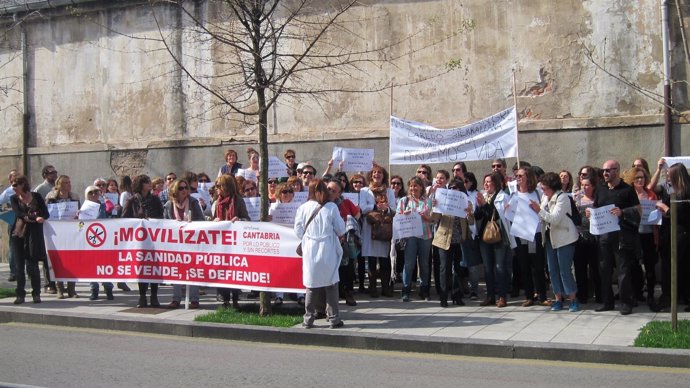 Protesta por la centralización de servicios en Valdecilla