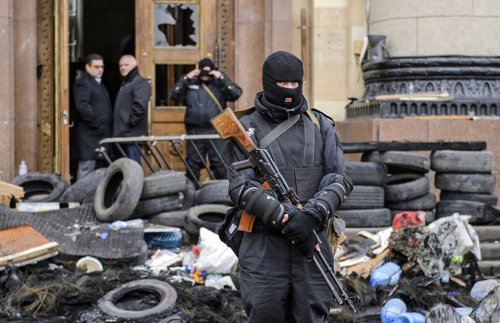 Representante ucraniano de las fuerzas especiales hace guardia en Jarkiv Ucrania