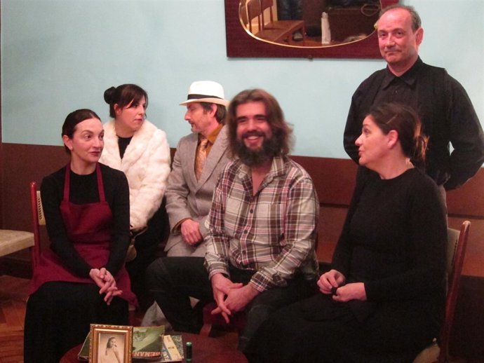 Edy Asenjo y los actores de 'Ex'