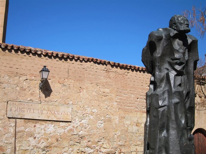 Escultura De Miguel De Unamuno En La Calle Bordadores De Salamanca