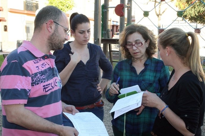 Rodríguez Hornillo se reúne con vecinos de Plaza Cataluña. 