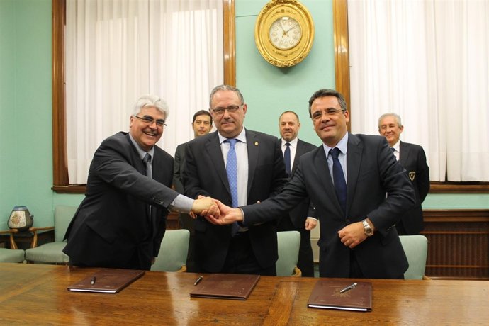 José Miguel Camacho, Bernardo Lario y Óscar Gasulla firman el acuerdo