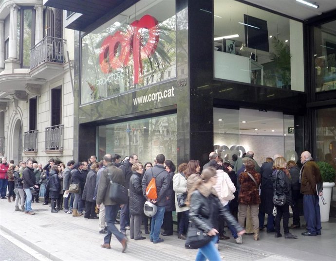 Personas haciendo cola en la sede de Corp Promotors