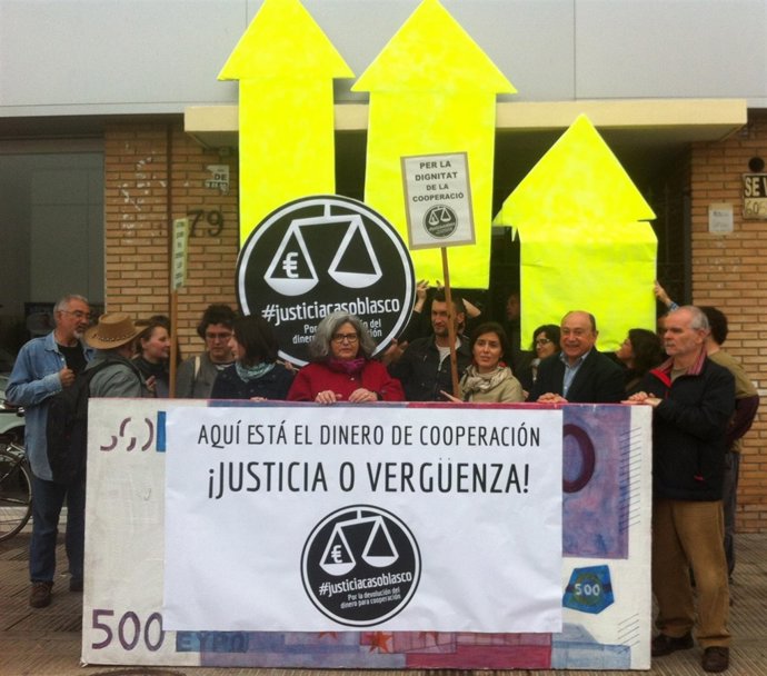 Miembros de ONGD ante los pisos de la Fundación Cyes