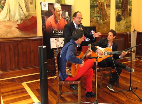 Curro Piñana interpreta un tema de su nuevo disco en presentación en Casino
