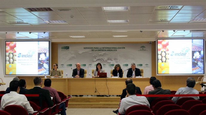 Una veintena de empresas conocen oportunidades de Fruit Logistica 2015.