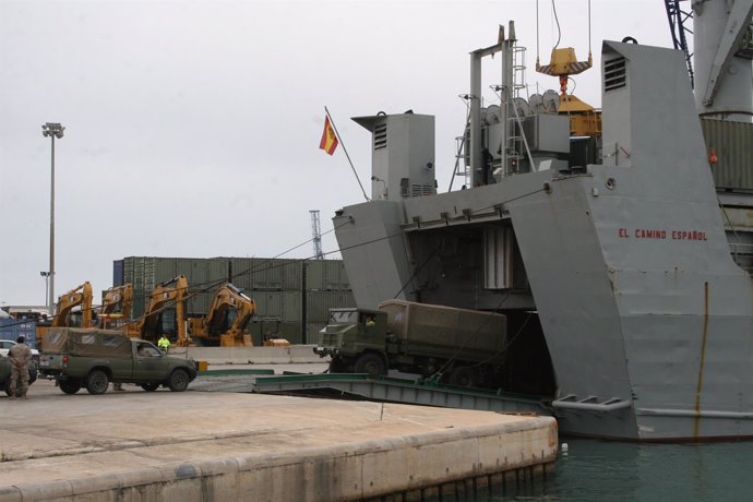 Zara a Menorca un barco de transporte militar del cuartel de la OTAN de Bétera