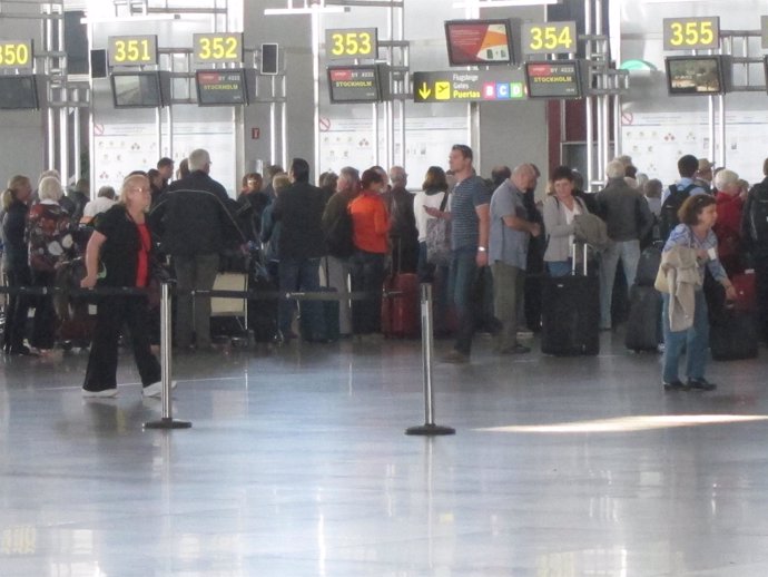 Aeropuerto de málaga viajeros pasajeros turistas turismo maletas 