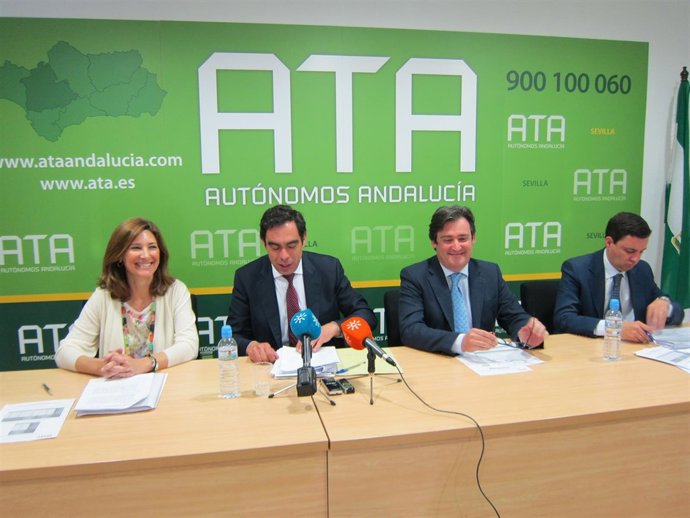 De izquierda a derecha, Alicia Martínez, Rafael Amor y Eloy Carmona