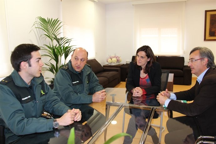 La alcaldesa con los mandos de la Guardia Civil 