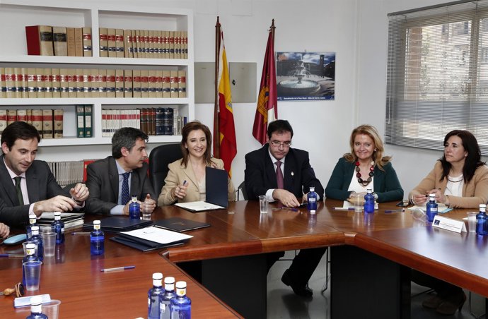 Marta García de la Calzada firma Convenios de Colavaración 