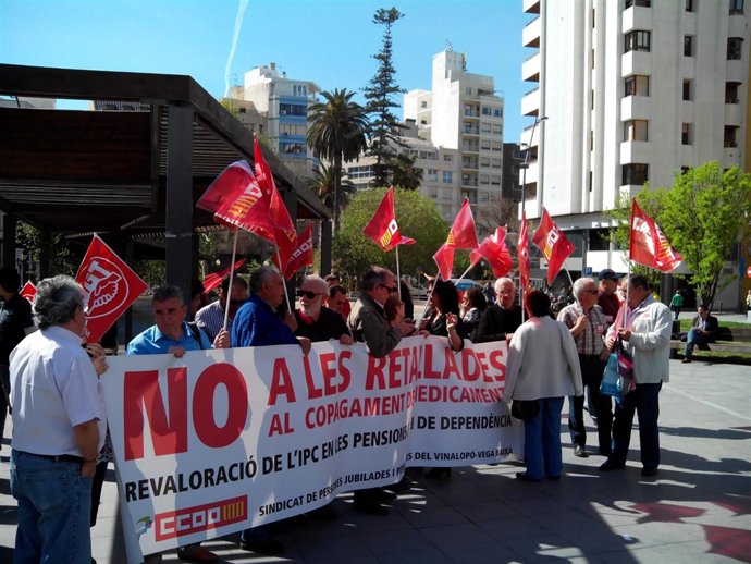 Los pensionisstas tras la pancarta de CCOO y UGT este martes