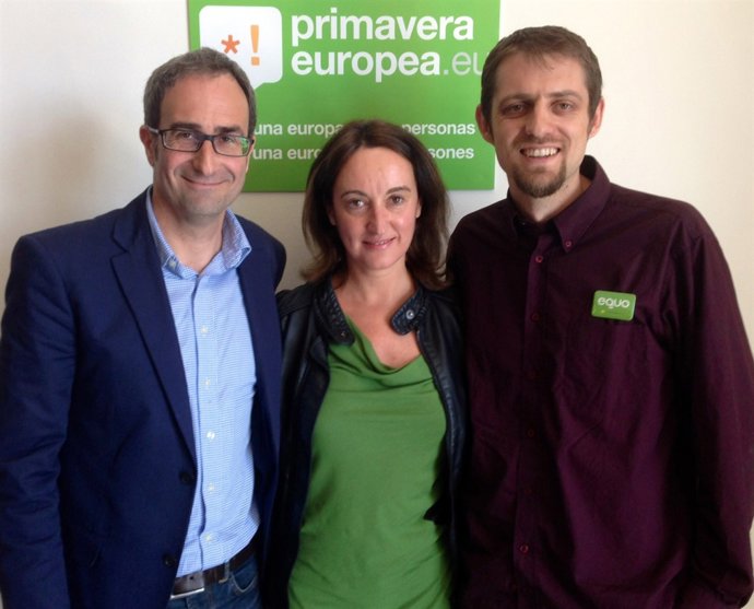 Angela Labordeta junto con otros dos candidatos de Primavera Europea. 