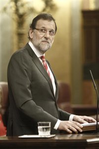 Rajoy llama a dialogar sobre "problemas reales" de Cataluña, sin salirse de la Constitución