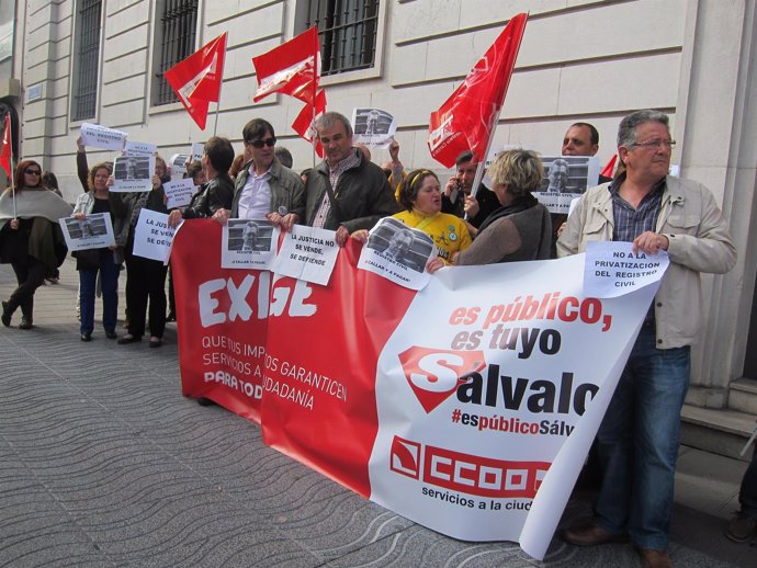 Protesta en Santander de trabajadores de Justicia