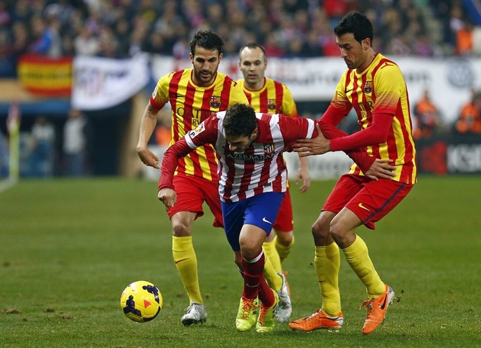 Koke lucha con sergio Busquets en el Atlético de Madrid - FC Barcelona